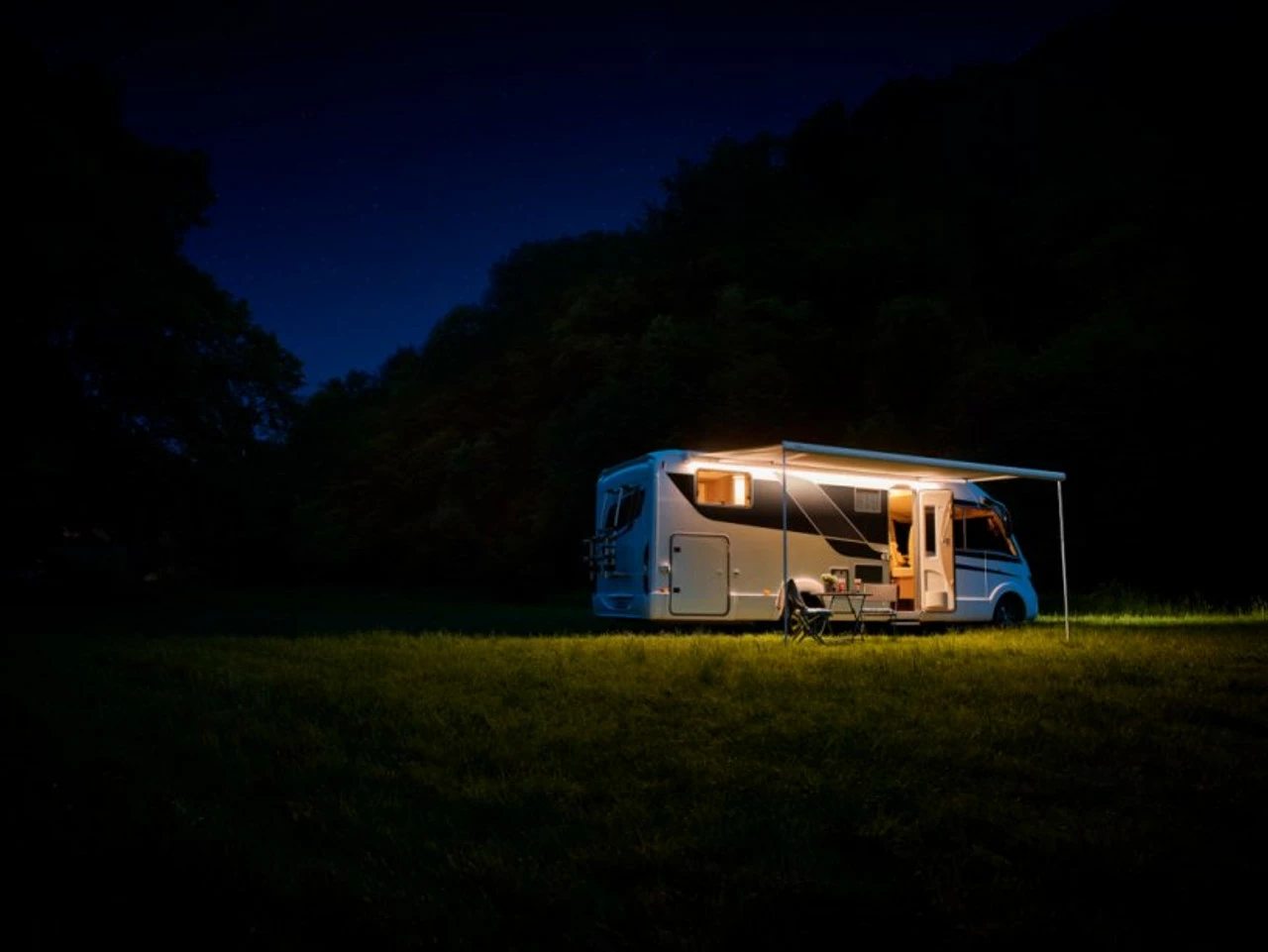 Thule Omnistor 5200 Wall-Mounted Motorhome Caravan Campervan Awning 8 Thule Omnistor 5200 Wall-Mounted Motorhome Caravan Campervan Awning - Image 6